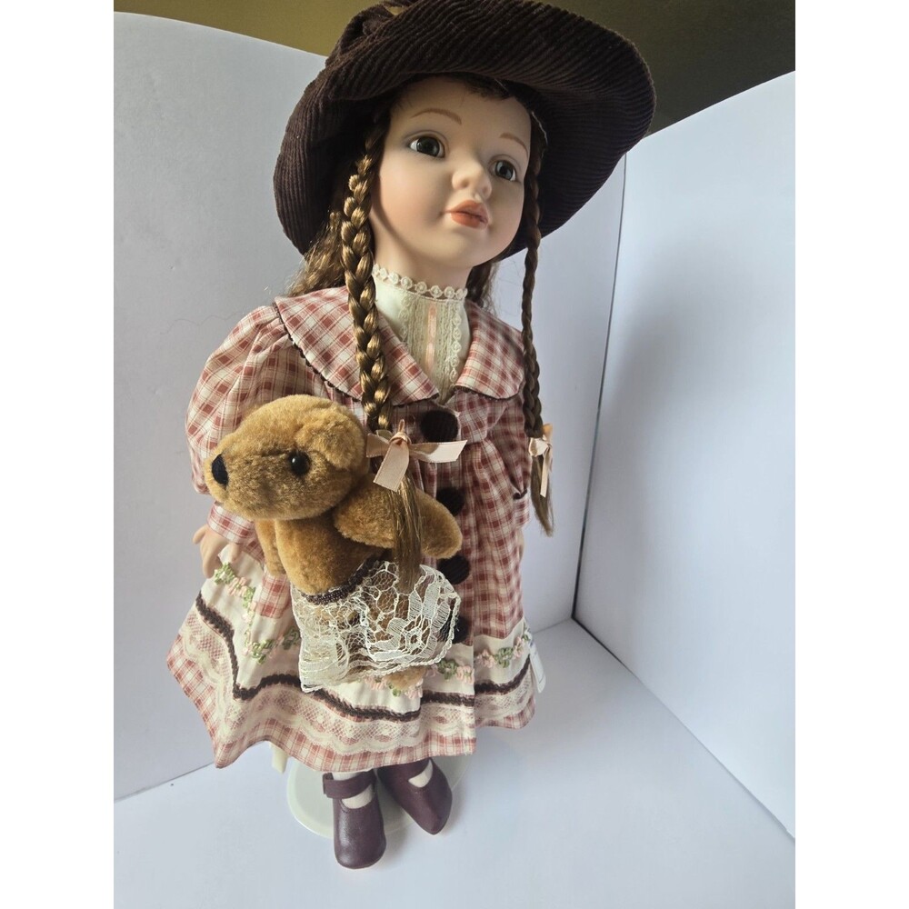 Duck House Heirloom Dolls 18  in Porcelain Girl Doll w/ Stand, MPN 16005